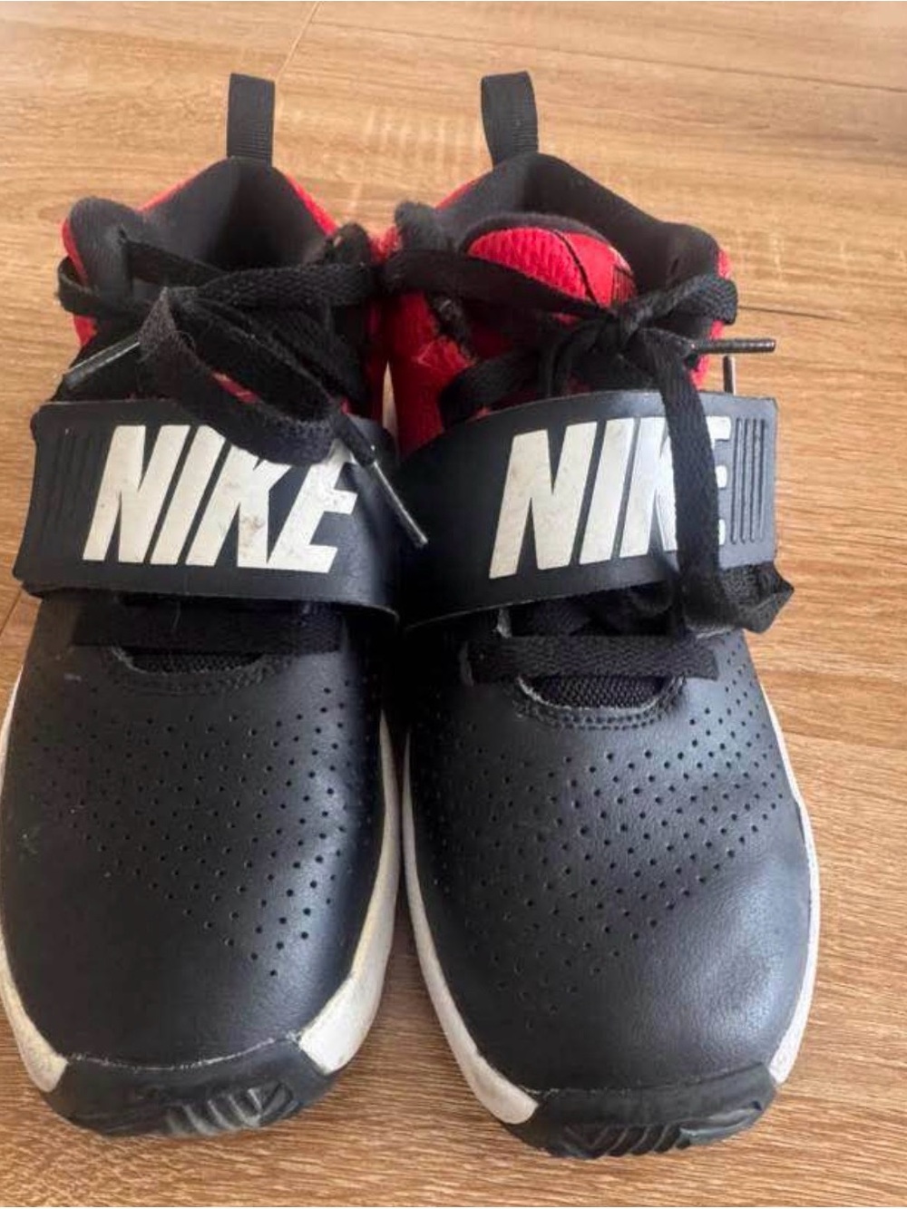 Nike Team Hustle Youth Basketball Shoes – Size 2.5Y – Black/Red